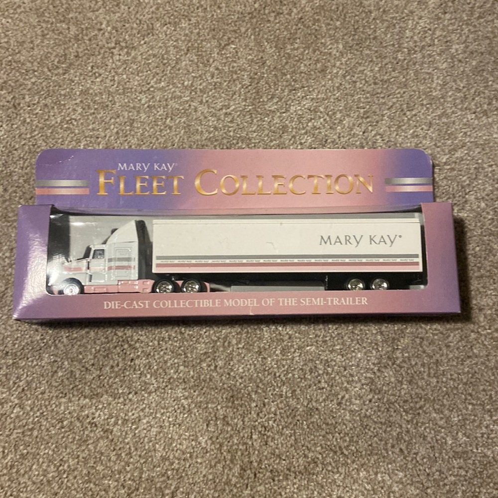 Mary Kay Purple and Pink Fleet Collection Die-Cast Semi-Truck